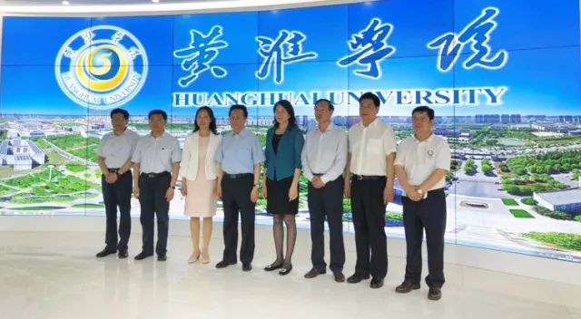 中華職業教育社理事長陳昌智、河南省副省長霍金花一行參觀展廳